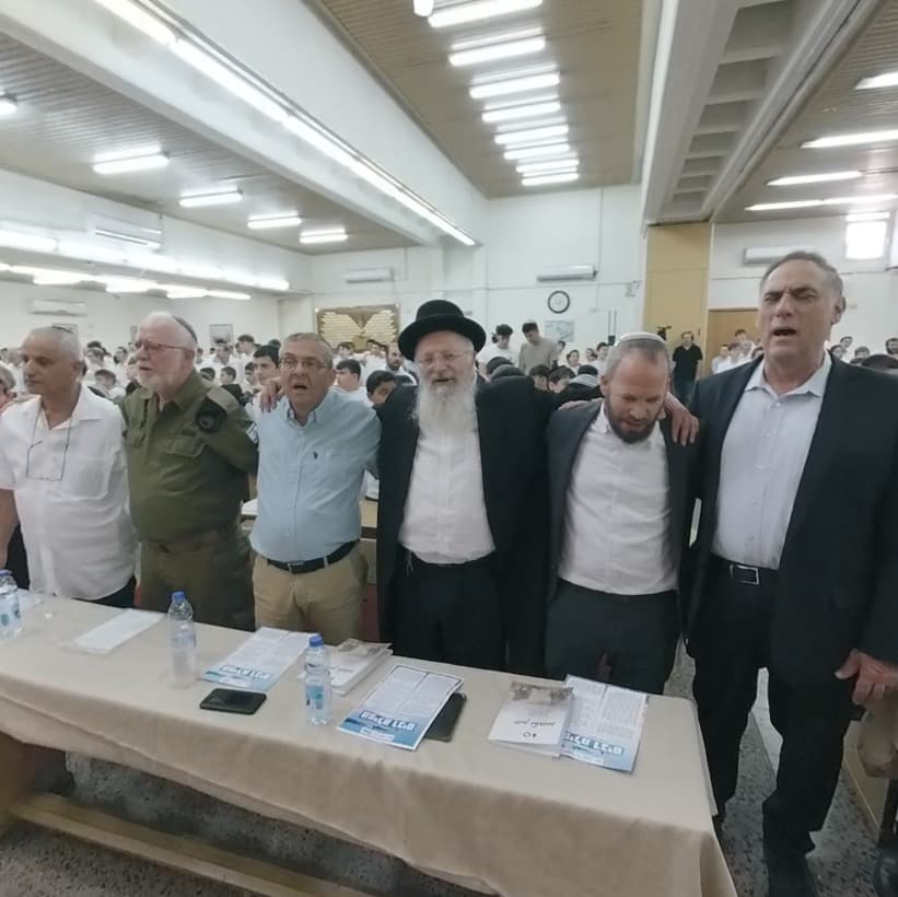 קהל חווה את הרב אייזיק הלוי הרצוג