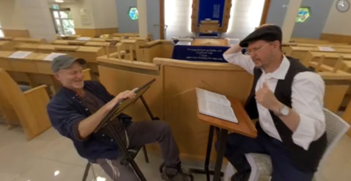 קהל חווה את השנה השביעית