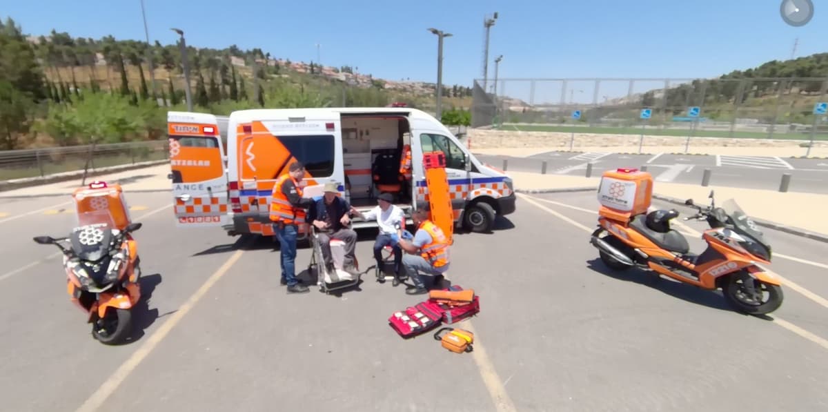 קהל חווה את השנה השביעית
